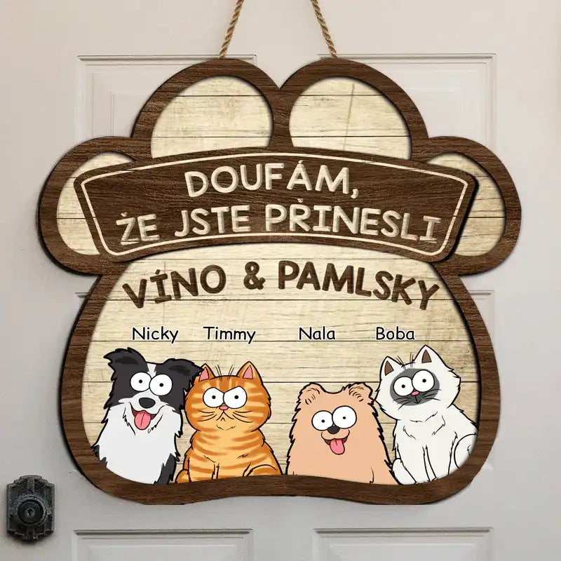 Dřevěná cedule na dveře - Doufám, že jste přinesli víno a pamlsky - až 4 mazlíčků - Climo.cz