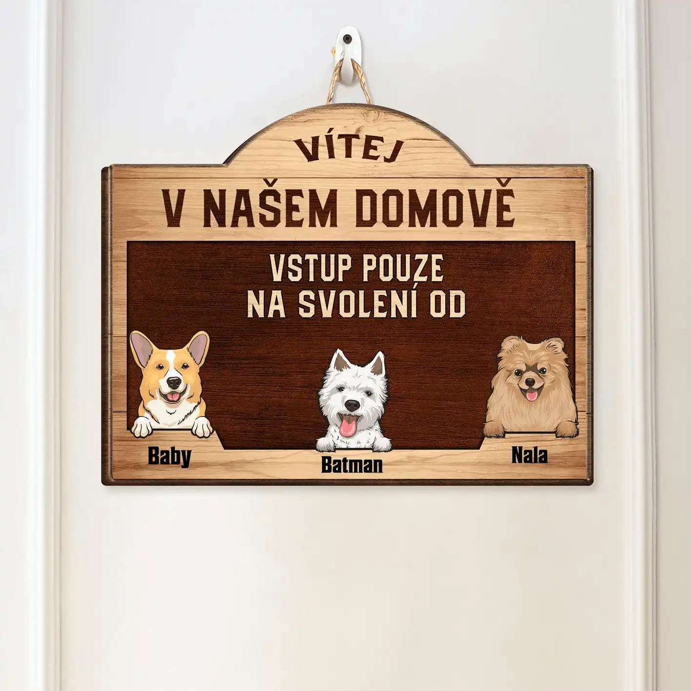 Dřevěná cedule na dveře - Vítej v mém domově. Vstup pouze na svolení od Coca - až 6 mazlíčků - Climo.cz