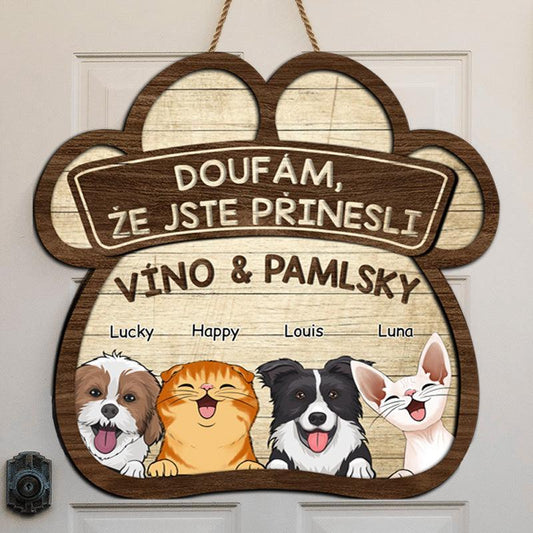 Dřevěná cedule na dveře - Doufám, že jste přinesli víno a pamlsky 2 - až 4 mazlíčků - Climo.cz