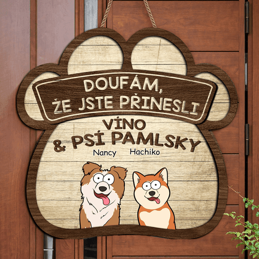 Dřevěná cedule na dveře - Doufám, že jste přinesli víno a pamlsky - až 4 mazlíčků - Climo.cz