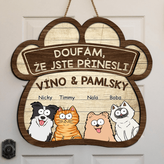Dřevěná cedule na dveře - Doufám, že jste přinesli víno a pamlsky - až 4 mazlíčků - Climo.cz