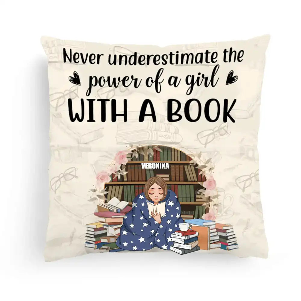 Polštář - Never underestimate the power of a girl with a book - Climo.cz